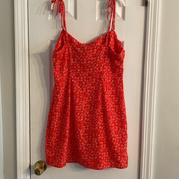 Nasty Gal dress Red with white flowers, spaghetti straps w/side zipper Size 10 - Picture 5 of 9